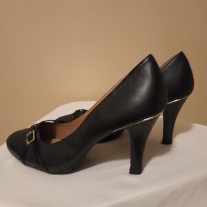 Sophisticated Black Heels with Buckle Detail